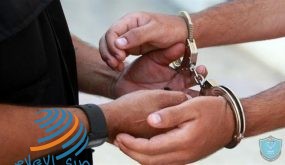 نابلس: الشرطة تقبض على شخص فار من العدالة وصادر بحقه 20 امر حبس