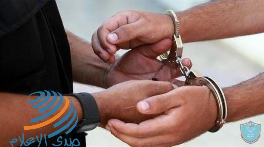 نابلس: الشرطة تقبض على شخص فار من العدالة وصادر بحقه 20 امر حبس