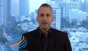 مستشار نتنياهو يطالب الأنظمة العربية بتعويضات بقيمة 200 مليار دولار لـ”النازحين اليهود”