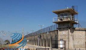 قوات القمع تعتدي على أسرى “عوفر” وتنقل 34 منهم إلى سجون أخرى