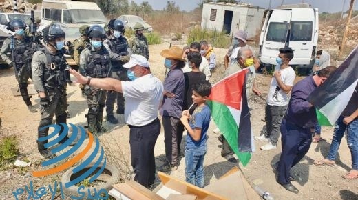 الاحتلال يمنع أهالي قرية حارس من الوصول إلى أراضيهم المهددة بالاستيلاء عليها