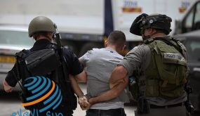 الاحتلال يعتقل مقدسيا بعد الاعتداء عليه