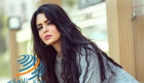 أسماء جلال بإطلالة جريئة.. وصديقتها: “هي (كورونا) بتحلي كدا”