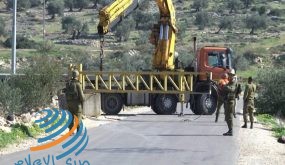 الاحتلال ينصب بوابة حديدية في بلدة الزاوية غرب سلفيت