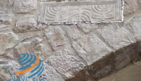 مستوطنون يعيدون تثبيت حجر منقوش عليه الشمعدان في البلدة القديمة بالخليل
