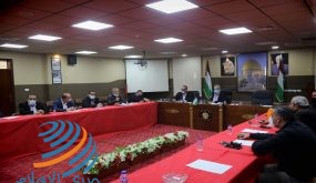 محافظ طولكرم يترأس اجتماع اللجنة الصحية للحد من تفشي فيروس كورونا