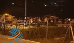 مستوطنون يغلقون طريقا ويرشقون مركبات المواطنين بالحجارة قرب اللبن الشرقية