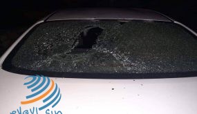 مستوطنون يعطبون إطارات مركبات ويرشقون منازل المواطنين بالحجارة غرب سلفيت