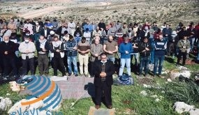 سلفيت: مواطنون يؤدون صلاة الجمعة فوق الأراضي المهددة بالاستيلاء