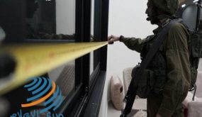 الاحتلال يعتقل شابا من شويكة ويداهم منزل شهيد في مخيم طولكرم
