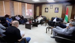 محافظ طولكرم عصام أبو بكر يلتقي رجل الأعمال منيب المصري