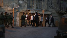مستوطنون وجنود الاحتلال يقتحمون عدة احياء في القدس