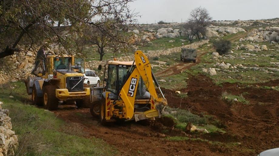 مستوطنون يجرفون أراضي في الأغوار الشمالية