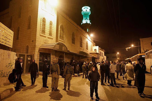 إصابة 6 مواطنين خلال اقتحام الاحتلال ومستوطنيه مسجدا في حلحول