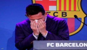 ميسي وبرشلونة.. قصة أسطورية كتبت سطورها بين “منديلين”
