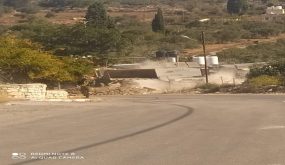 الاحتلال يغلق مدخلي بلدة سنجل بالسواتر الترابية