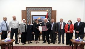 الرئيس يمنح المناضلة الوطنية والمربية الراحلة فريال سالم قرط “نجمة الحرية” من وسام دولة فلسطين