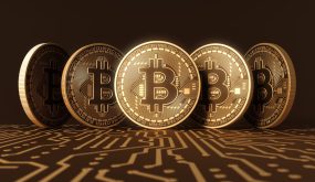 “بيتكوين” تنخفض إلى نحو 60 ألف دولار