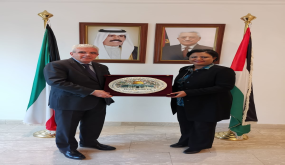 بإسم الرئيس: السفير طهبوب يكرم الدكتورة المكيمي الفائزة بجائزة “الرئيس محمود عباس للدبلوماسية الأكاديمية”
