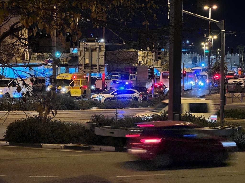 الاحتلال يعتقل شابا من منطقة باب العمود