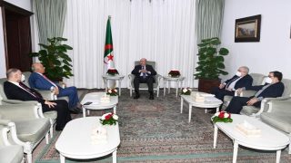 الرئيس الجزائري لدى استقباله الرجوب