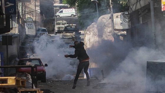 الاحتلال يصيب شابًا ويعتقل خمسة آخرين خلال اقتحام مخيم عقبة جبر