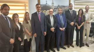 خوري يلتقي وفد محامين ضم خبراء قانون دولي وحقوق إنسان