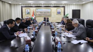 رئيس الوزراء محمد اشتية خلال ترؤسه اجتماع اللجنة الوزارية بشأن إعادة إعمار مخيم ومدينة جنين