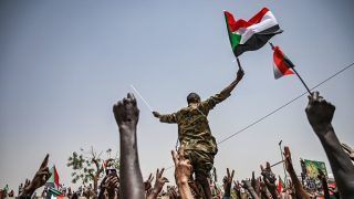 تضارب الروايات بين طرفي النزاع في السودان.. والخرطوم تدخل مرحلة الندرة الاقتصادية