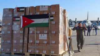 الأردن يرسل أولى طائرات المساعدات الإغاثية إلى غزة