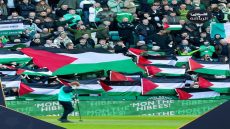 جماهير نادي سيلتيك تواصل دعمها لفلسطين خلال مباراة الفريق بالدوري الاسكتلندي
