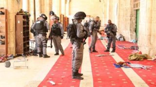 الاحتلال يقتحم المصلى القبلي بالأقصى ويعتدي على المرابطات