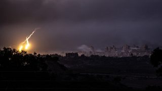 مقتل 5 من حزب الله بغارة إسرائيلية بينهم نجل رئيس كتلته البرلمانية