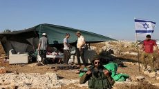 مستعمرون يقتحمون دير السودان تمهيدا للاستيلاء على أراضي
