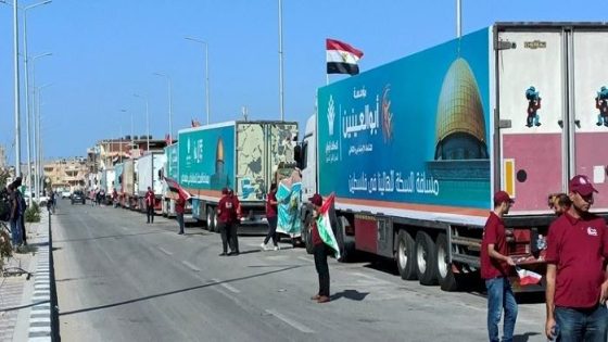 200 شاحنة من المساعدات تنطلق من أمام معبر رفح إلى كرم أبو سالم