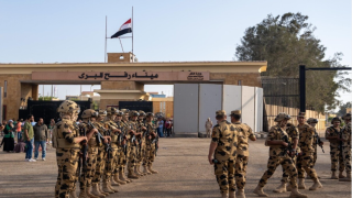 حالة تأهب قصوى.. مصر تنشر عشرات الآلاف من المقاتلين على الحدود مع إسرائيل