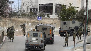 الاحتلال يشن حملة اقتحامات واعتقالات بالضفة والقدس