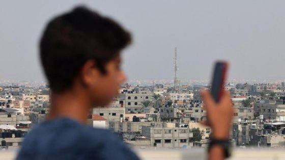 انقطاع الإنترنت والاتصالات الأرضية في غزة وشمالها