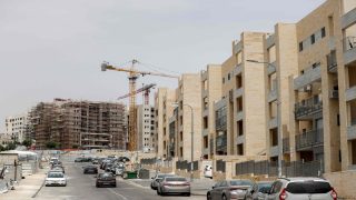 New appartment buildings are under construction on the outskirts of the Ramat Shlomo Jewish settlement in the Israeli-annexed eastern sector of Jerusalem, on May 9, 2021. / AFP / AHMAD GHARABLI