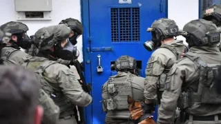وزير جيش الاحتلال يقرر منع زيارة ممثلي الصليب الأحمر للمعتقلين
