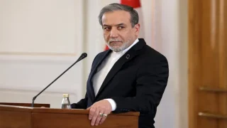 إيران تؤكد تمسكها بحقها النووي وتعزيز تحالفاتها الدولية لمواجهة التحديات