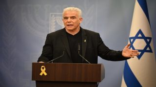 لبيد: لا يوجد سبب للعودة إلى الحرب كنا نعلم أن عملية إعادة الجثث معقدة