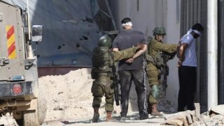 الاحتلال يعتقل 7 فلسطينيين من الخليل بينهم رئيس مجلس قروي ام الخير
