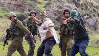 مستعمرون يجبرون المواطنين على مغادرة أراضيهم في فرخة غرب سلفيت