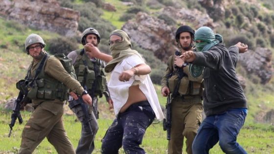 مستعمرون يجبرون المواطنين على مغادرة أراضيهم في فرخة غرب سلفيت