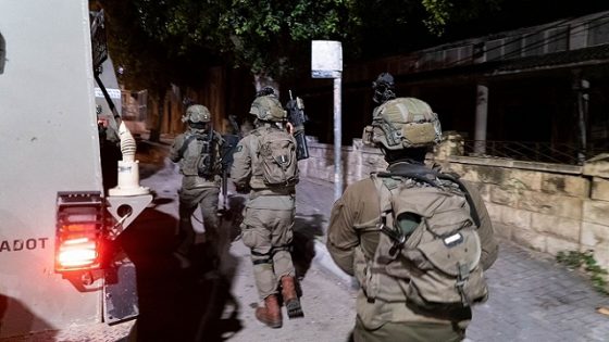 الاحتلال يعتقل مواطنين من نابلس