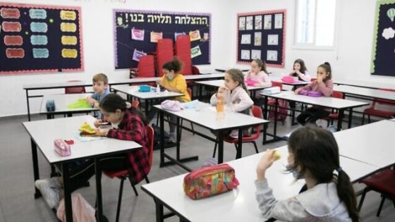 Israeli students wear protective face masks as they return to school for the first time since the outbreak of the Coronavirus. 1st-3rd graders returned to school this morning, with keeping social distance inside of hte classrooms, wearing face masks (exempted for 1st graders) and showing off doctor's notes at the entrance to assure they are healthy on May 3, 2020 in Jerusalem. Photo by Olivier Fitoussi/Flash90 *** Local Caption *** למידה מרחוק
חינוך
חופש
תלמידים
לומדים
מושב
אפרת
מסכות
חזרה ללימודים