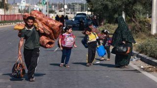 “الأونروا”: عشرات آلاف الفلسطينيين يواجهون نزوحا متكررا في غزة