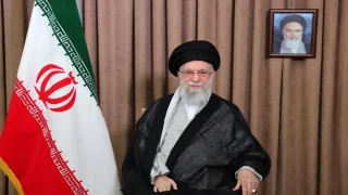 خامنئي: التعاون مع أمريكا “غير ممكن” ما دامت تدعم إسرائيل