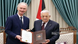 الرئيس يمنح الدبلوماسي النرويجي جاير بدرسون نجمة الصداقة من وسام الرئيس